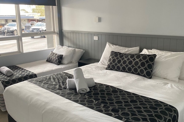 Standard Room, Berbilang Katil, Non Smoking, Kitchenette | 1 bilik tidur, dihias secara berasingan, seterika/papan seterika