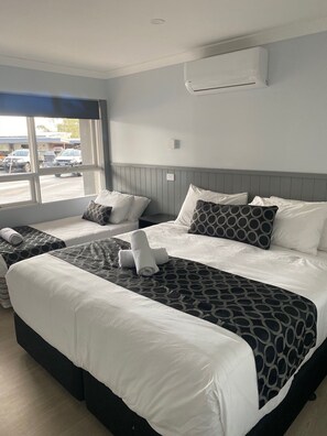 Standaard kamer, meerdere bedden, niet-roken, kitchenette | Individueel gedecoreerd, een strijkplank/strijkijzer, gratis wifi