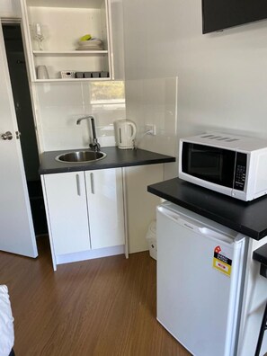 Kjøleskap, mikrobølgeovn, kaffetrakter/tekoker og vannkoker