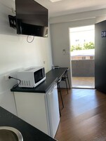 Refrigerador, microondas, cafetera/tetera, tetera/pava eléctrica