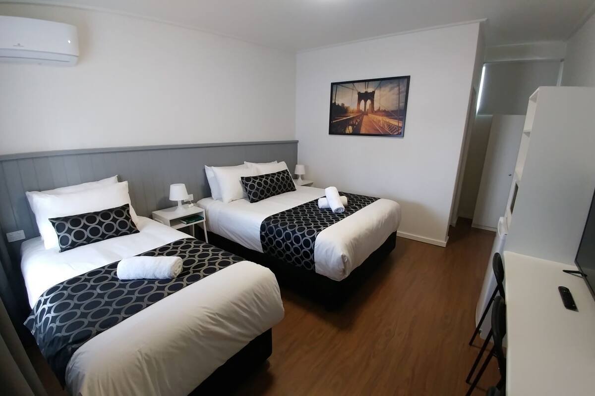 Deluxe Quadruple Room, Multiple Beds, Non Smoking (Deluxe Queen/Twin) | Iron/ironing board, WiFi (free), individually decorated, bed sheets