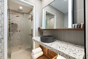Appartement, 2 chambres | Salle de bain | Douche, serviettes fournies