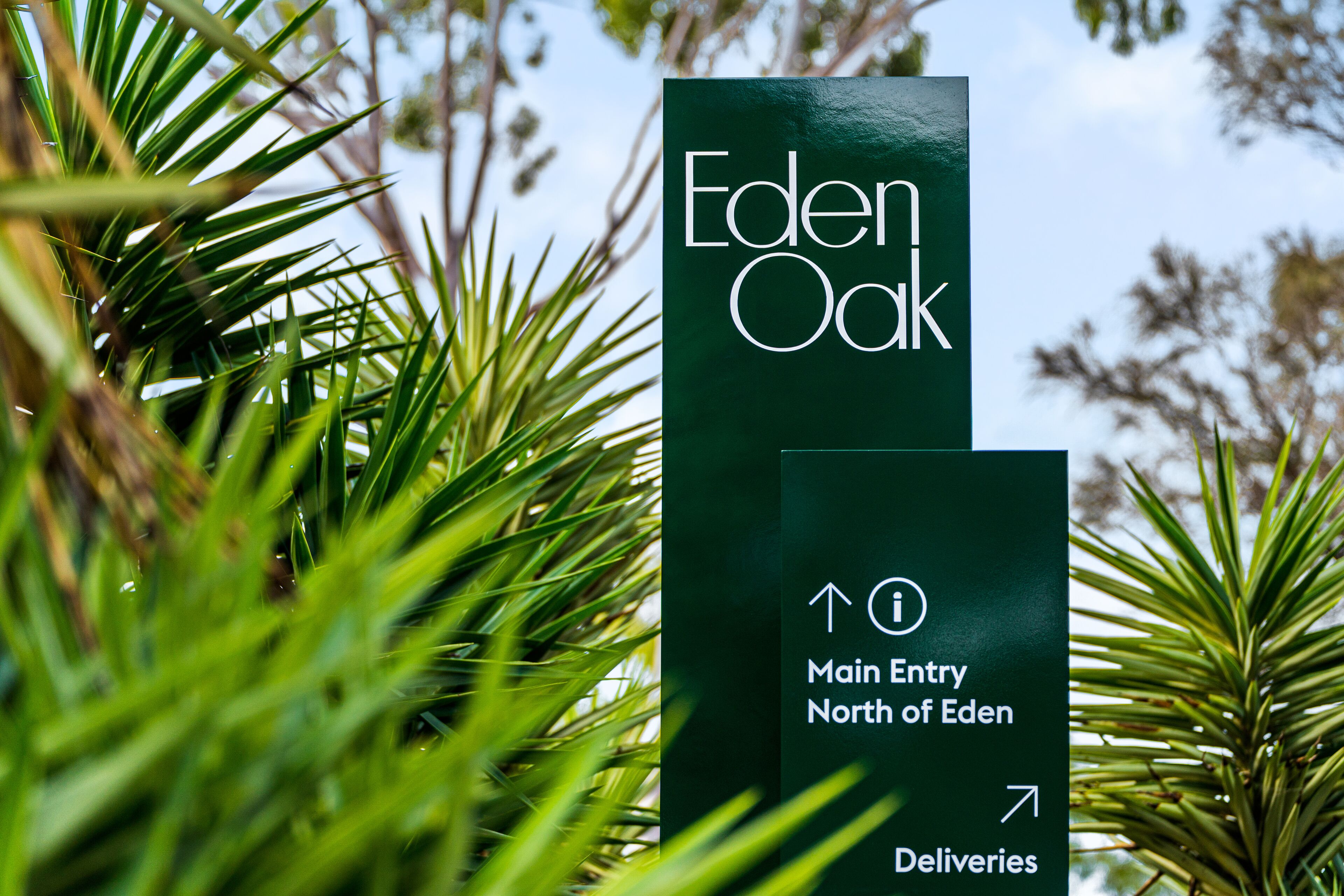 Señal de Eden Oak con indicaciones hacia la entrada principal al norte de Eden y para las entregas.