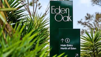 Señal de Eden Oak con indicaciones hacia la entrada principal al norte de Eden y para las entregas.