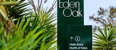 Señal de Eden Oak con indicaciones hacia la entrada principal al norte de Eden y para las entregas.