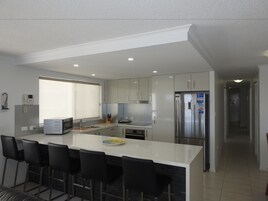 大冰箱、微波炉、烤箱、炉灶