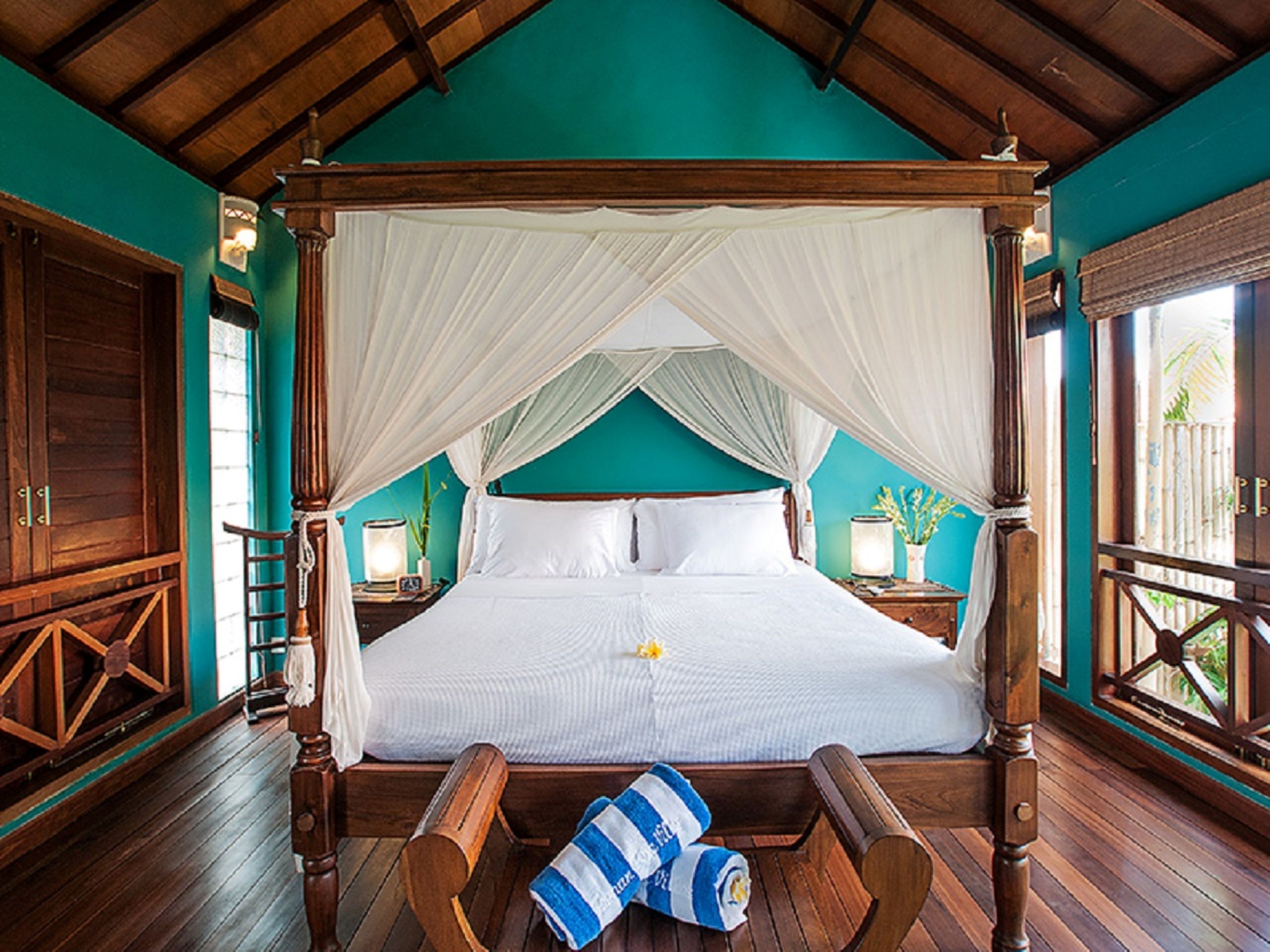 Minibar, brankas, dan didekorasi berbeda-beda