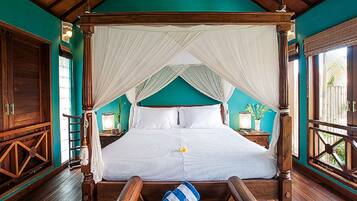 Minibar, brankas, dan didekorasi berbeda-beda