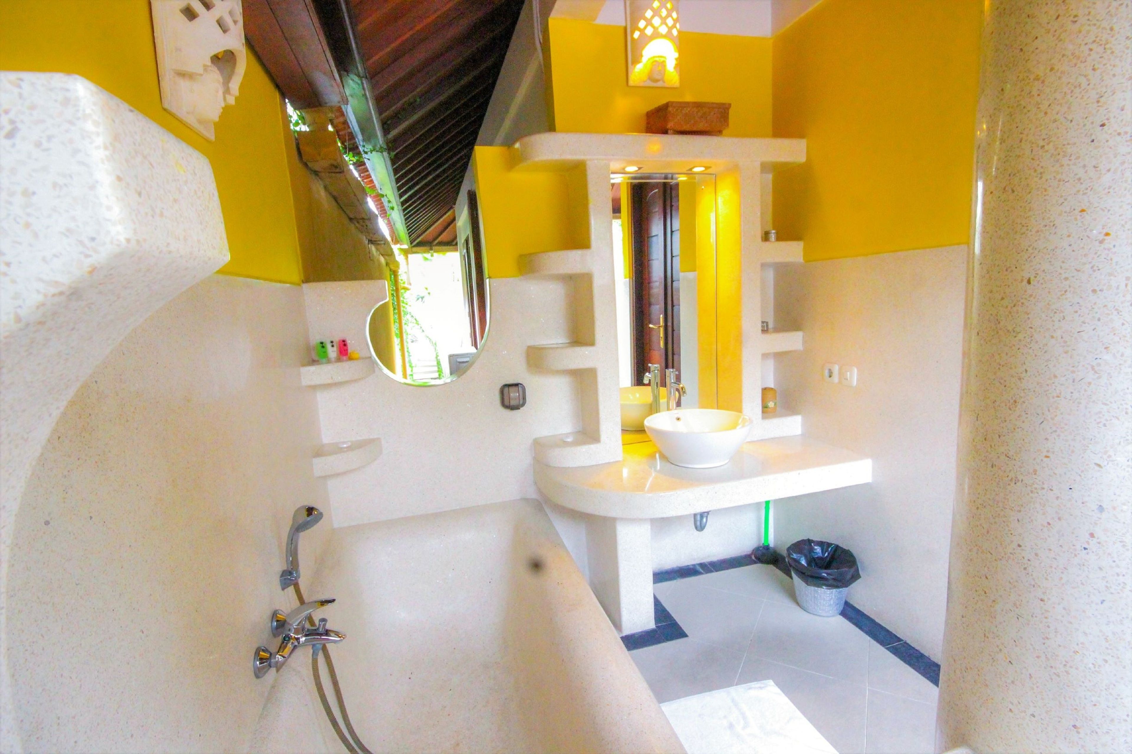 Une salle de bain avec une baignoire, un lavabo et un miroir.