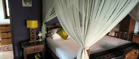 Deluxe Studio Suite | Minibar, in-room safe, individually decorated, individually furnished