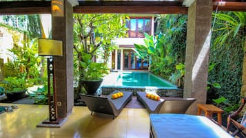 TV layar datar dan pemutar DVD