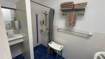 Habitación familiar, para no fumadores | Baño | Regadera, amenidades de baño gratuitas, secadora de cabello, toallas