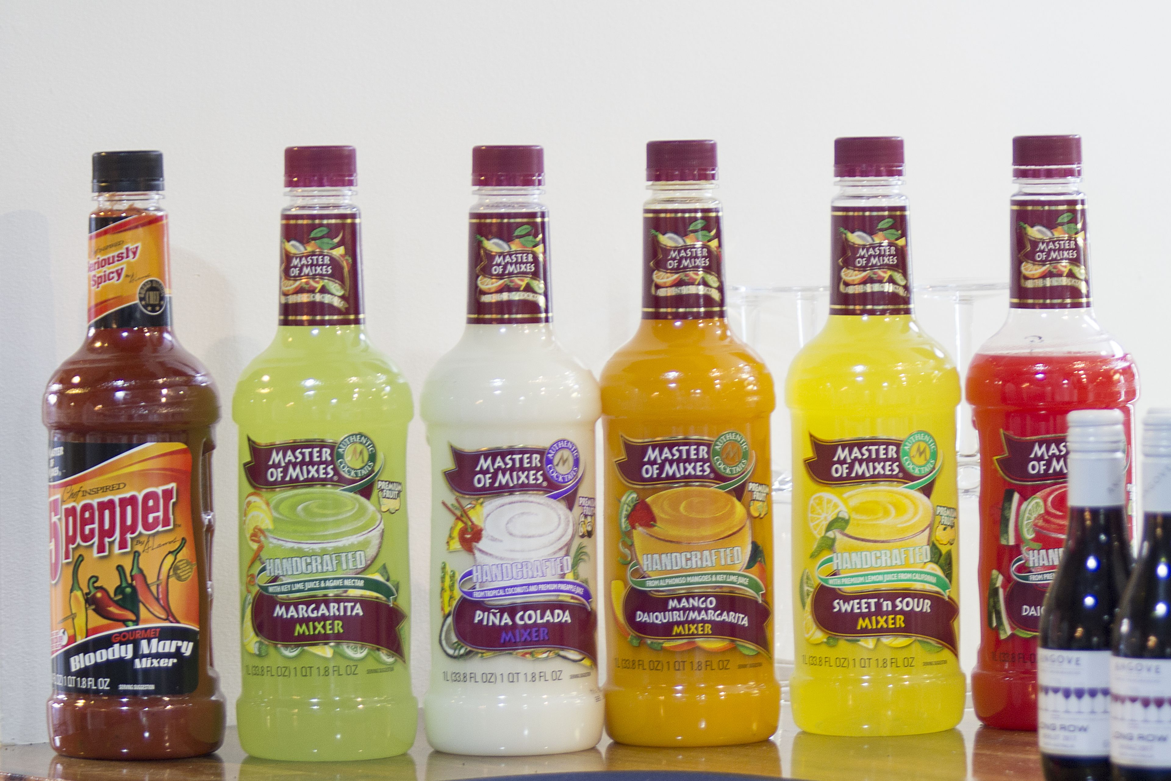 Variedad de botellas de condimentos en un estante.