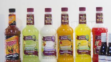 Variedad de botellas de condimentos en un estante.