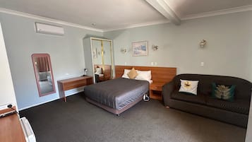 Habitación estándar, para no fumadores (Queen Double) | Tabla de planchar con plancha, wifi gratis y ropa de cama