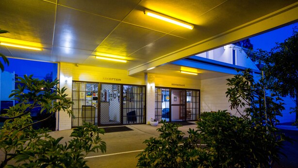 A building entrance with a reception area, a restaurant, and potted plants. - Colonial Motor Lodge Scone (Scone)