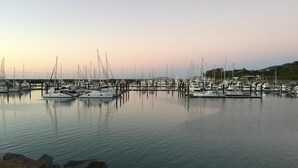 Ein Yachthafen mit mehreren Booten, die an ruhigem Wasser vertäut sind.
