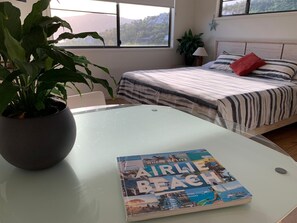 高級寢具、迷你吧、書桌、筆電工作空間