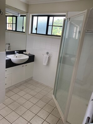 King Suite Room 2 | Bathroom | Shower, free toiletries, hair dryer, towels - Island View (Airlie Beach)