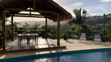 Alberca al aire libre y camastros