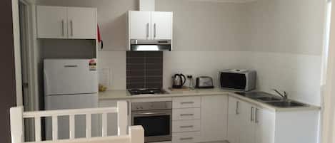 Lägenhet (B - 2 Floors with stairs within room) | Eget kök | Stort kylskåp, mikrovågsugn, spishäll och kaffe- och tebryggare