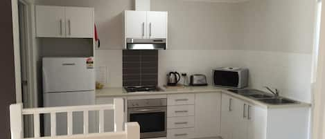 Apartemen (B - 2 Floors with stairs within room) | Dapur pribadi | Lemari es besar, microwave, kompor, dan mesin pembuat kopi/teh