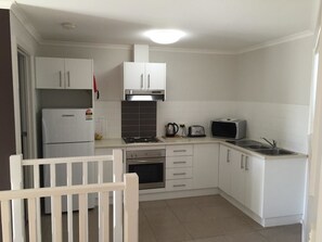 Refrigerador con freezer, microondas, placa de cocina, cafetera/tetera