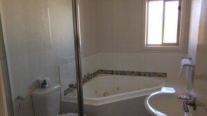 Ein Badezimmer mit Badewanne, Toilette und Waschbecken.