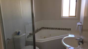 Perlengkapan mandi gratis, pengering rambut, dan handuk