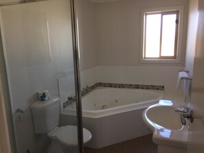 Artículos de tocador gratuitos, secador de pelo, toallas