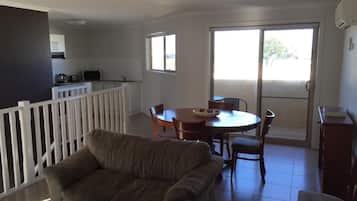 Apartemen (B - 2 Floors with stairs within room) | Area keluarga | TV layar datar dan pemutar DVD