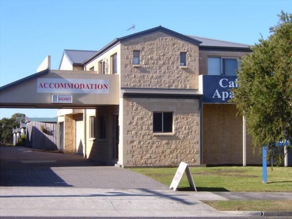 A two-story building with a sign indicating 'Accommodation' and 'Vacancy'. - Inverloch Cabins (Inverloch)