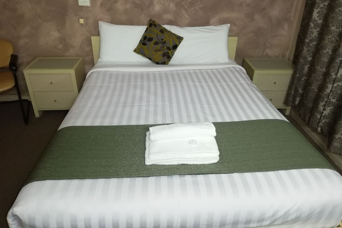 Superior Queen Room | Escritorio, tabla de planchar con plancha, wifi gratis y ropa de cama