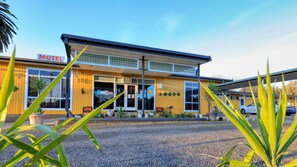 Front of property - Bushmans Motor Inn (South Gundagai)