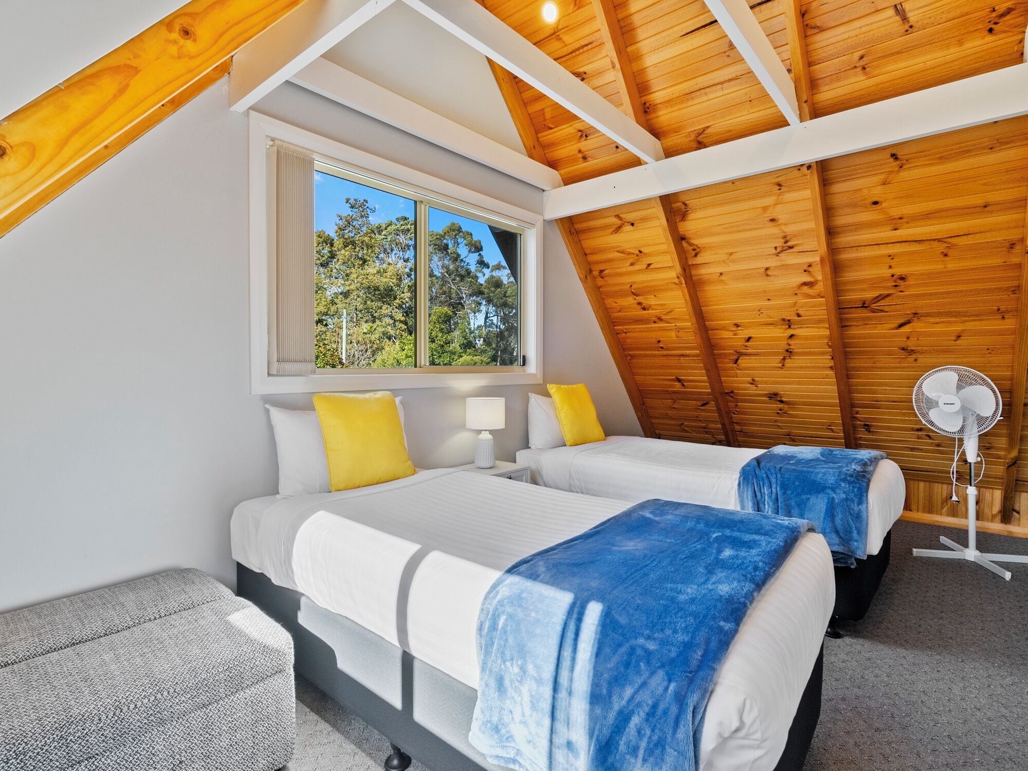 2 Schlafzimmer, hochwertige Bettwaren, Daunenbettdecken