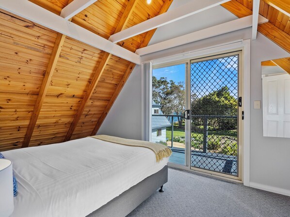 2 Schlafzimmer, hochwertige Bettwaren, Daunenbettdecken