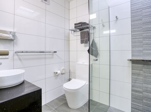 Executive Twin Room | Bathroom | Shower, rainfall showerhead, eco-friendly toiletries, hair dryer