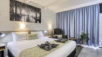 King Room | Laptop workspace, blackout drapes, iron/ironing board, free WiFi
