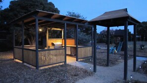BBQ/picnic Area - Castle Creek Motel (Euroa)