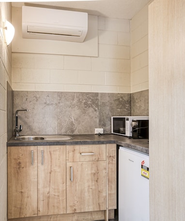 Espacio para trabajar con laptop y cortinas blackout . Castle Creek Motel