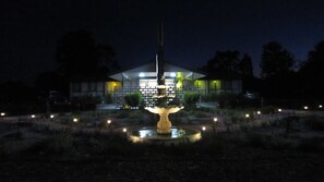 Front of property – evening/night - Castle Creek Motel (Euroa)