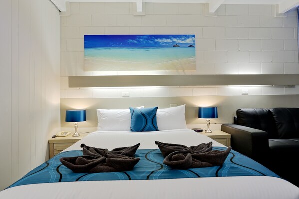 Een laptopwerkplek, verduisterende gordijnen