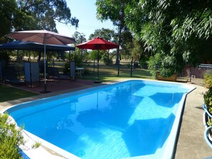 Outdoor pool - Golfers Retreat Motel (Corowa)