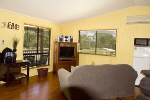 Lyxsvit - 2 sovrum - kök (Luxury Cottage) | Vardagsrum | Platt-tv, eldstad och dvd-spelare