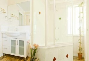 Standard Suite, Multiple Bedrooms, Non Smoking, Kitchen (Queenslander) | Bathroom | Combined shower/bathtub, jetted bath, free toiletries, hair dryer - Lee Farm Stay Cottages (Booie)