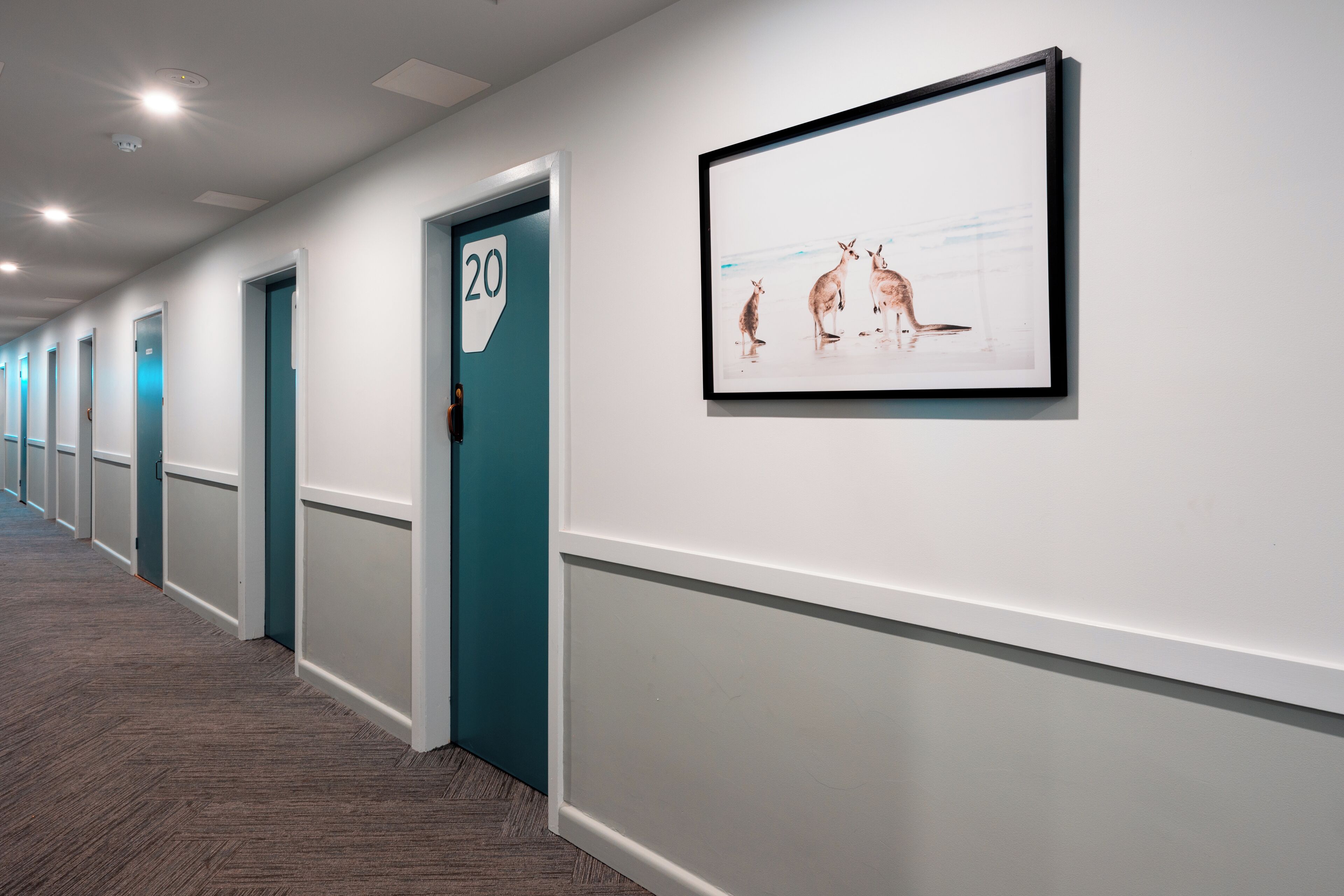 Tabla de planchar con plancha, wifi gratis, ropa de cama