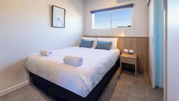 Tabla de planchar con plancha, wifi gratis y ropa de cama