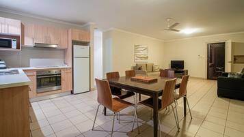 En 52-centimeters Flatskjerm-TV med kabel-kanaler samt TV