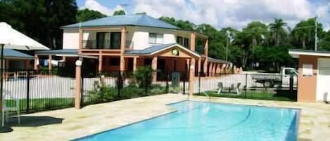 Kolam renang outdoor