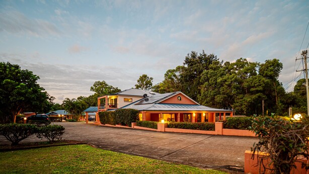 A two-story building with a flat roof and a large front porch. - Coochiemudlo Island Seminara Apartments (Coochiemudlo Island)